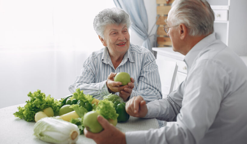 idős emberek zöldségekkel