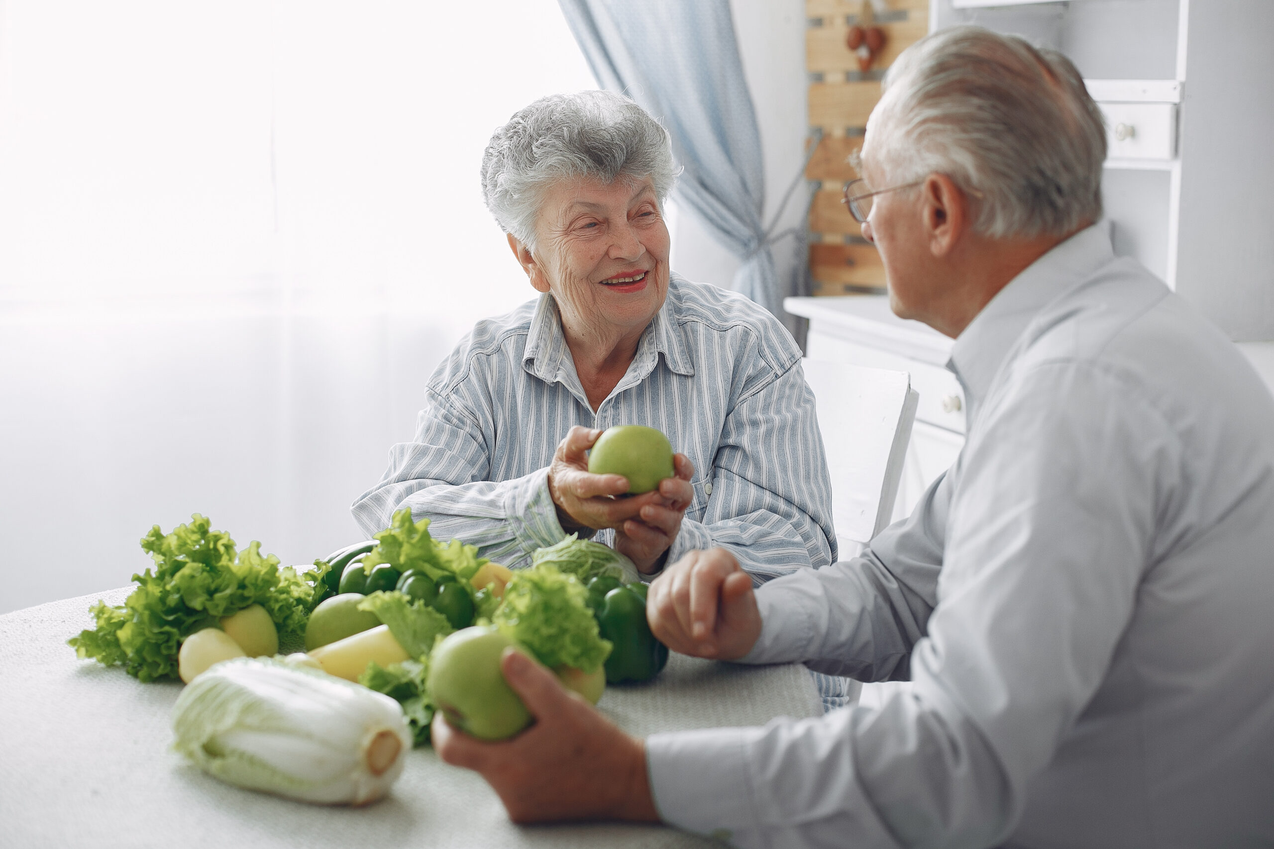 idős emberek zöldségekkel